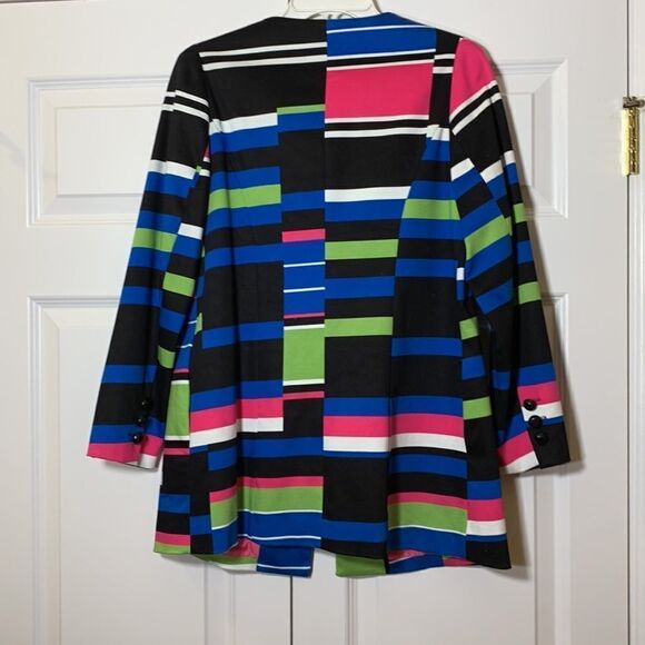 Peter Nygard multi color jacket with three large black buttons closure - Picture 2 of 10